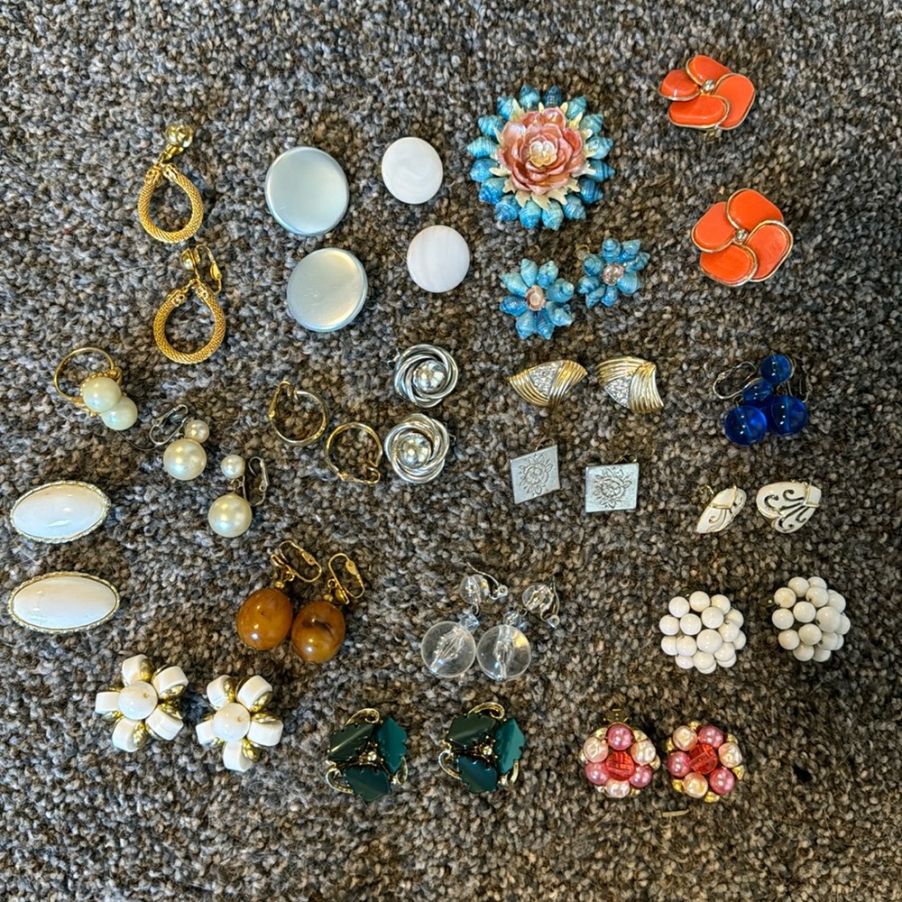 Vintage clip-on earring lot !!